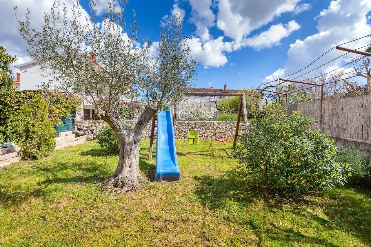 Lovely House With Garden Near City Centre Pula