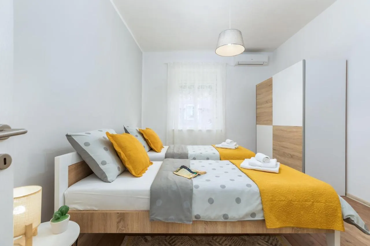 Lovely House With Garden Near City Centre Vikendica